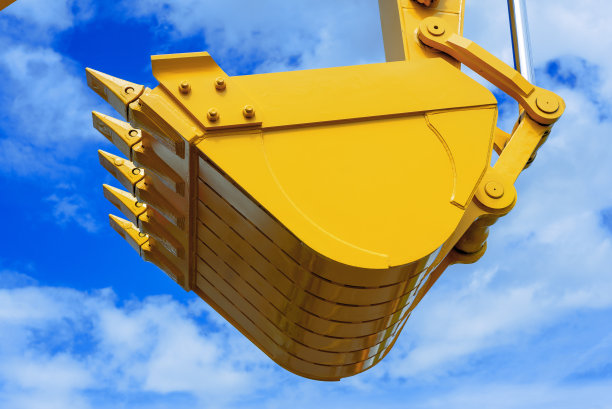 铲斗顶着蓝天，起重载物，施工机械图片下载