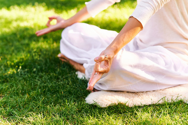 美丽成熟的女人沉思在绿色阳光花园，健康的生活方式图片下载
