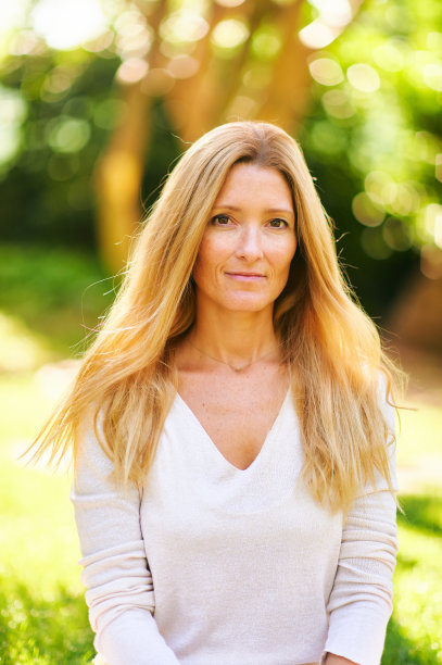 美丽成熟的女人在阳光灿烂的公园或花园摆姿势图片下载