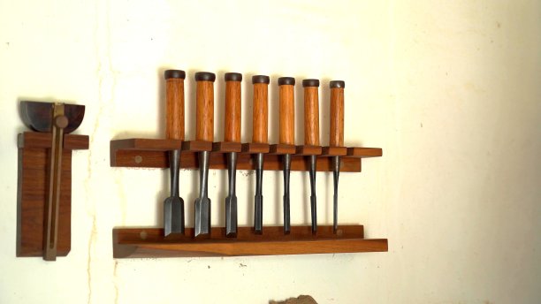 旧白墙上的木凿图片下载