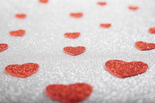 闪闪发光的红心在银色的闪闪发光的背景上图片下载