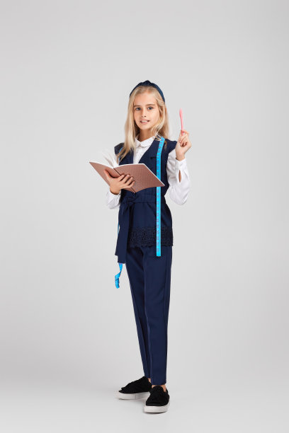 快乐的小女孩拿着卷尺图片下载