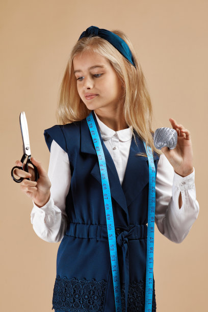 快乐的小女孩拿着卷尺图片下载