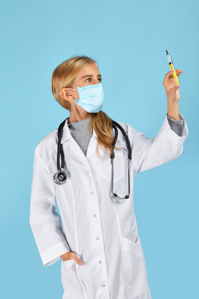 可爱的孩子穿着医生外套，带着听诊器图片下载