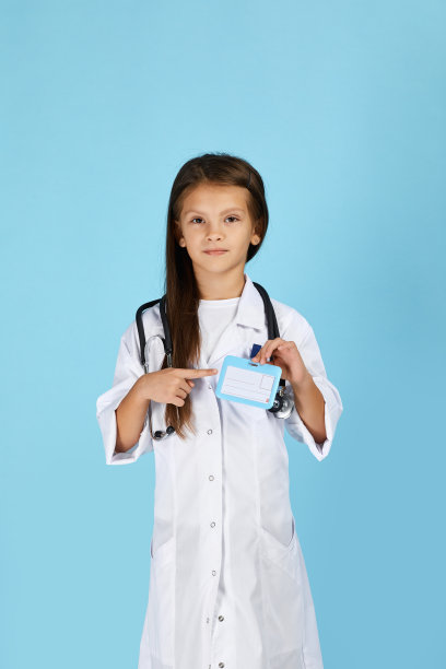 可爱的孩子穿着医生外套，带着听诊器图片下载