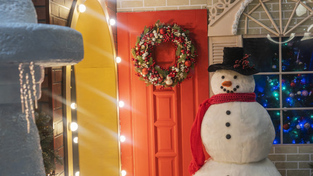 圣诞背景前的雪人照片。新年的装饰。图片下载