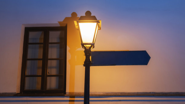 路灯与空白的街道标志在空的墙壁背景。晚上的时间。设计理念。图片下载