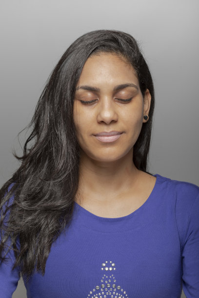 非裔美国妇女闭着眼睛看灰色的背景图片下载