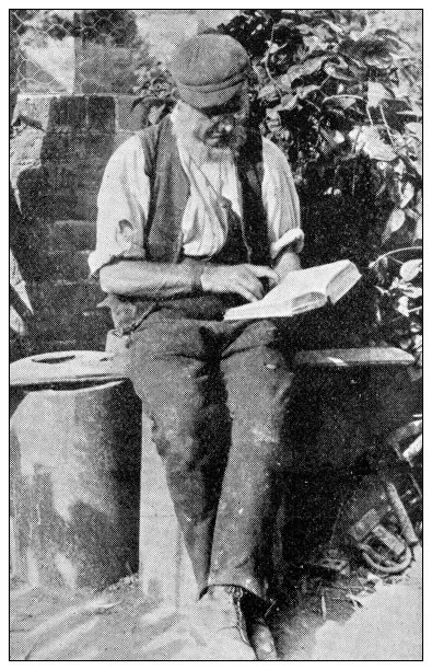 古董点印黑白照片:男人看书图片下载