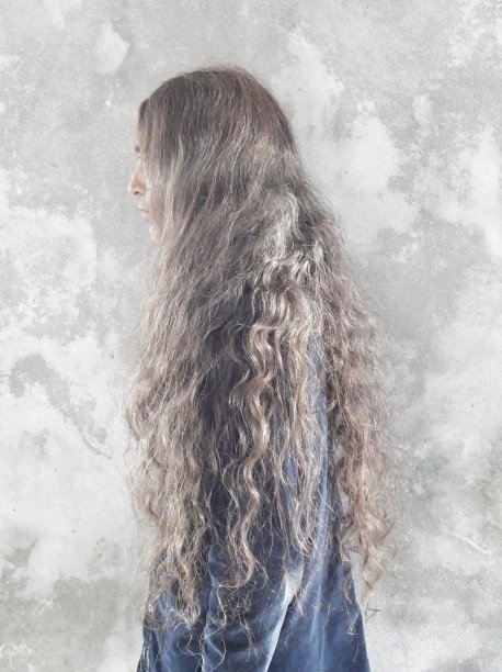 一头银发的长发男子摆姿势图片下载