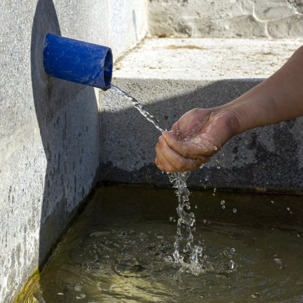 将天然泉水注入掌心图片下载