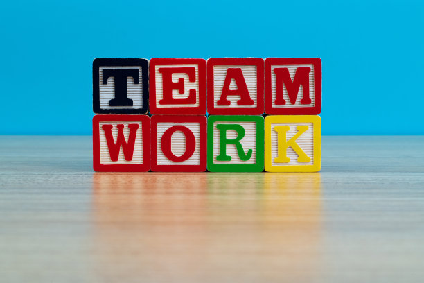 木块与文字团队合作图片下载