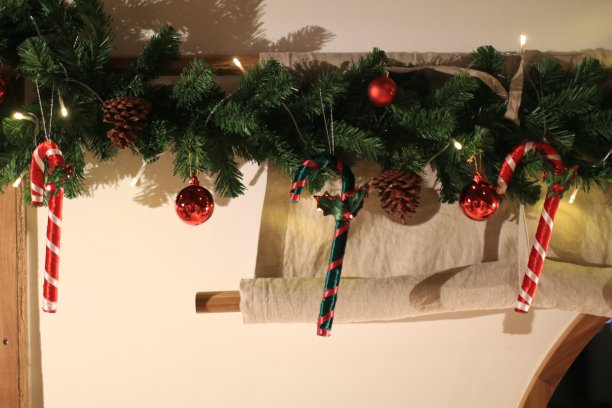 逼真的圣诞树枝装饰的金色，红色的球和糖果手杖。假日的背景与季节愿望的概念。图片下载