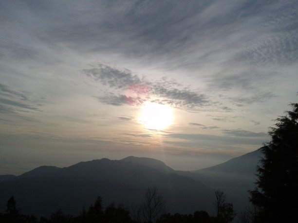 Dieng山的日出图片下载