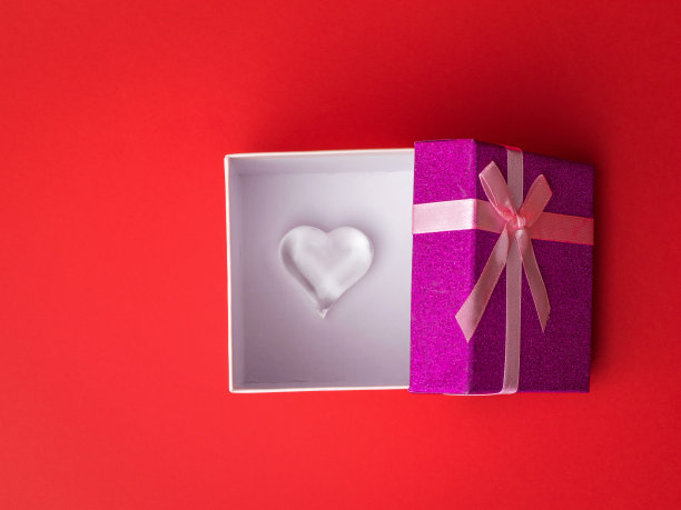 打开里面有玻璃心的礼盒。图片下载