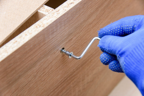 木制家具组装的确认螺丝图片下载