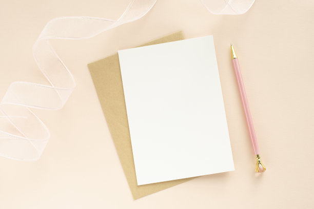 粉红色背景上的卡片模型。图片下载