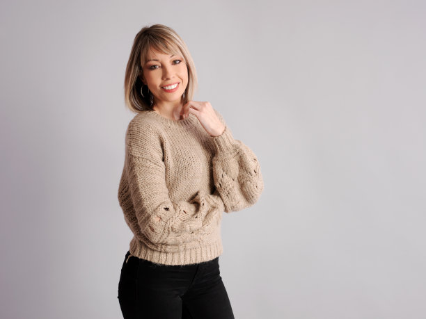 漂亮的年轻女子摆姿势与休闲服装和愉快和友好的健身图片下载