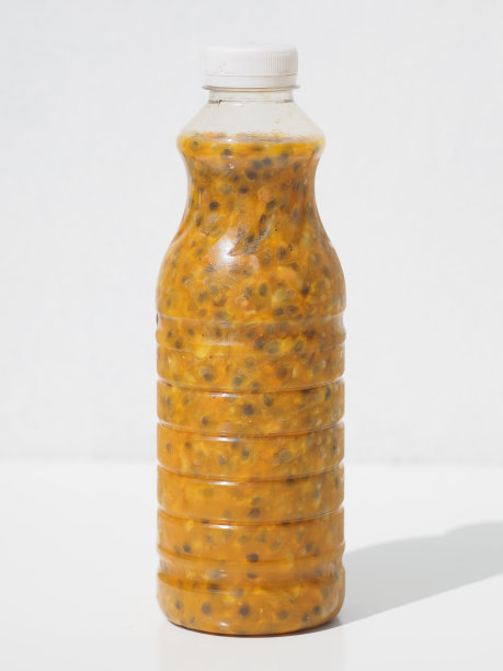 新鲜的百香果汁(maracuya)在瓶子里。图片下载