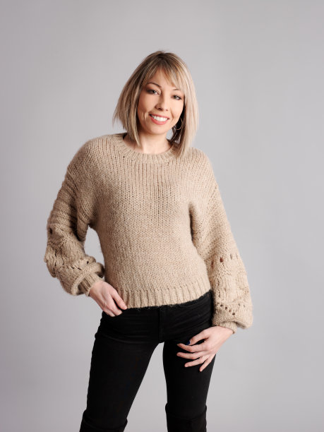 漂亮的年轻女子摆姿势与休闲服装和愉快和友好的健身图片下载