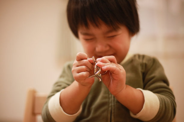 男孩玩弄着一圈智慧图片下载