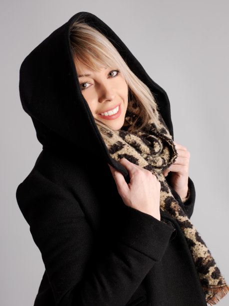 漂亮的年轻女人摆姿势与愉快和友好的冬天和健身衣服图片下载