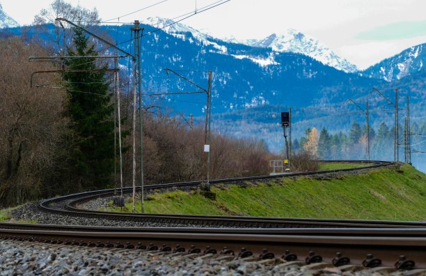 阿尔卑斯山的轨道铁路图片下载
