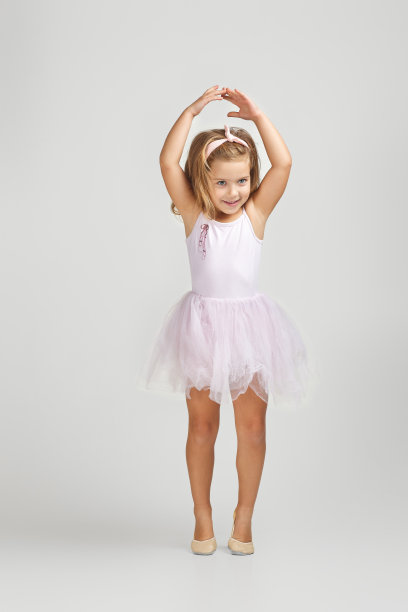 一个小女孩梦想成为一名芭蕾舞演员。图片下载