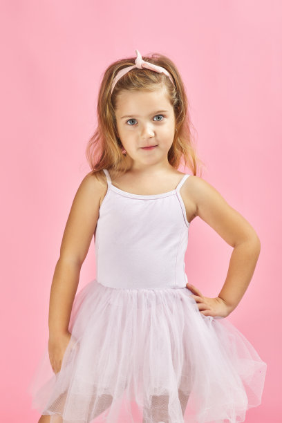 穿着粉色短裙的小女孩图片下载