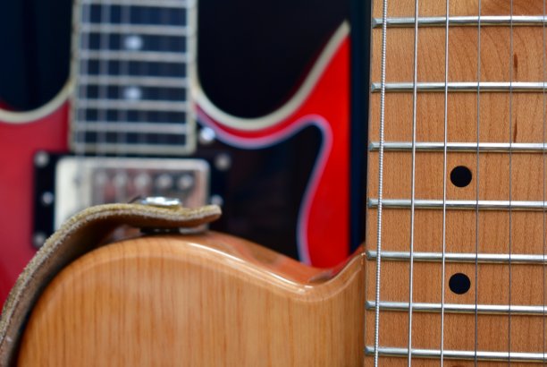 电吉他的背景。枫指板，弦和沼泽灰身体特写。图片下载
