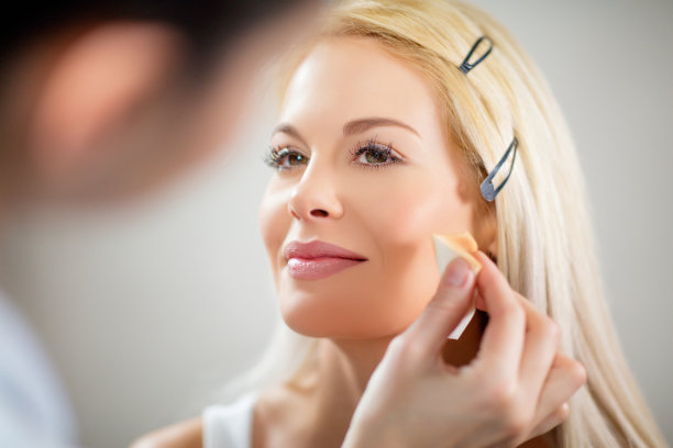 漂亮的金发女人在化妆素材图片