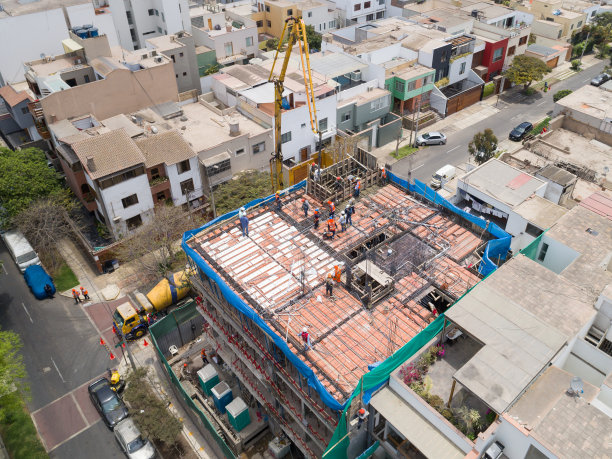 秘鲁利马正在进行的建筑图片。屋顶施工。房地产业，用无人机拍的航拍视频。图片下载