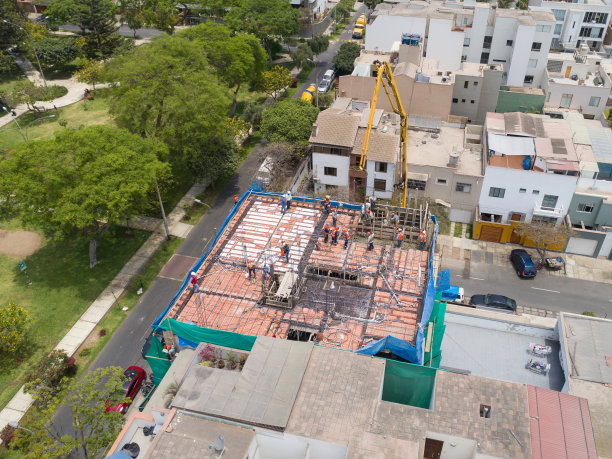 秘鲁利马正在进行的建筑图片。屋顶施工。房地产业，用无人机拍的航拍视频。图片下载