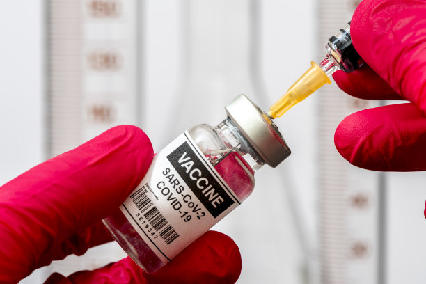 用血清和注射器接种COVID-19病毒疫苗图片下载