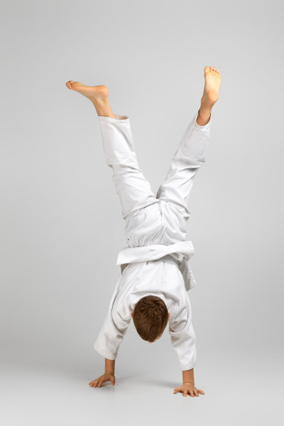 穿着白色空手道和服的男孩图片下载