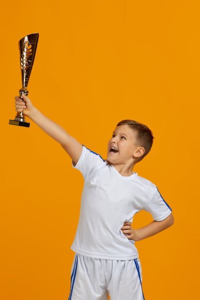 举着金杯的足球运动员图片下载