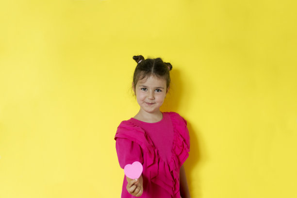 一个可爱的小女孩的肖像图片下载