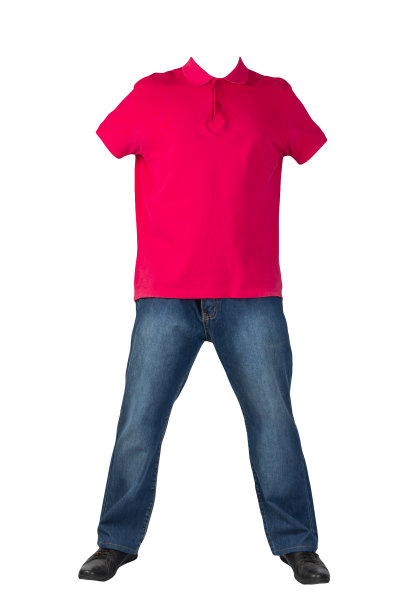 牛仔裤，皮鞋，t恤，纽扣上有一个孤立的白色背景。图片下载