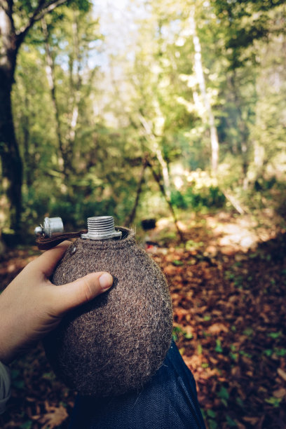 在丛林里拿着酒瓶的人图片下载