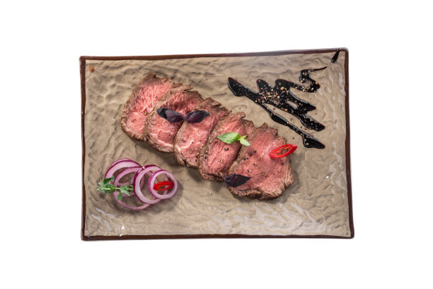 配红洋葱和香醋汁的烤牛肉片放在灰色的盘子上，孤立在白色的背景上图片下载