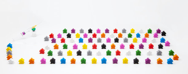 一群彩色人物排成一排，排队等待大规模接种，大规模接种带有社会距离概念图片下载