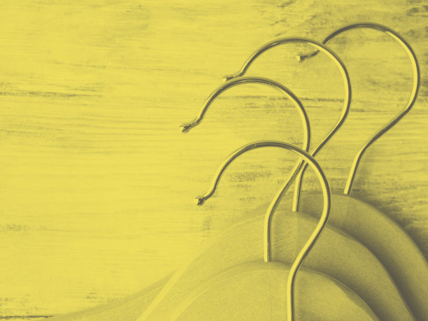 照亮黄色和灰色的木制衣架图片下载