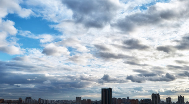 晚上，莫斯科上空乌云密布图片下载
