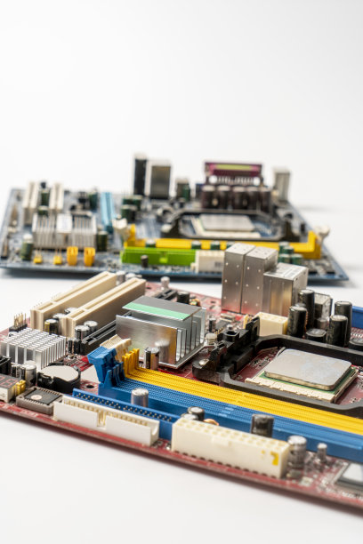 各种电脑零件和电子废品隔离在白色上图片下载