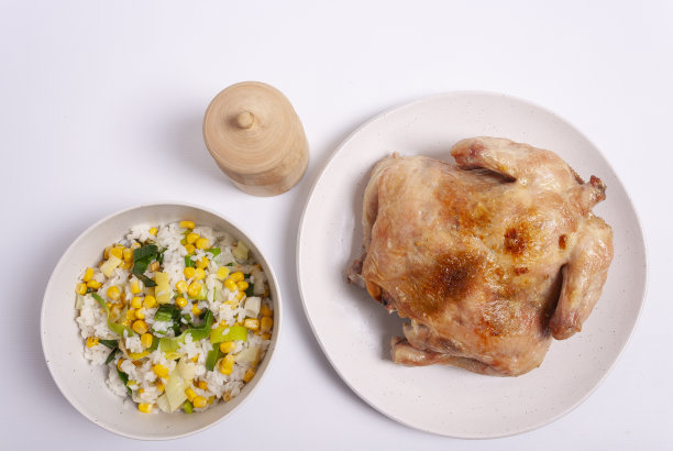白盘子上的烤鸡配意大利调味饭。图片下载