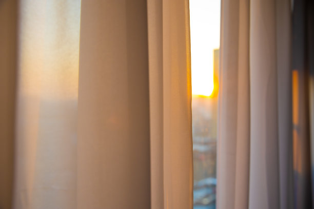 早上拉窗帘图片下载