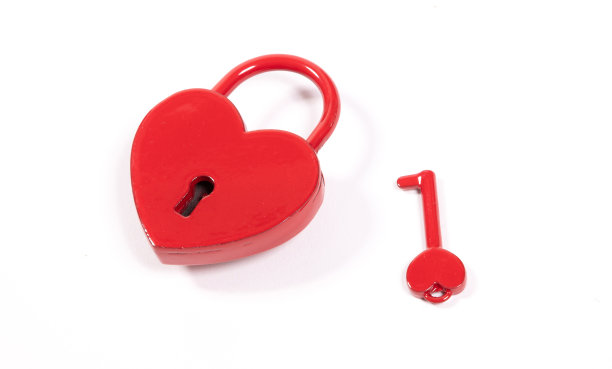爱情之锁——红心之锁孤立于白心图片下载