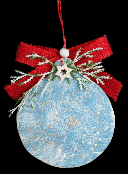 自制圣诞树装饰球由木头、石膏和蝴蝶结制成。孤立的图片下载