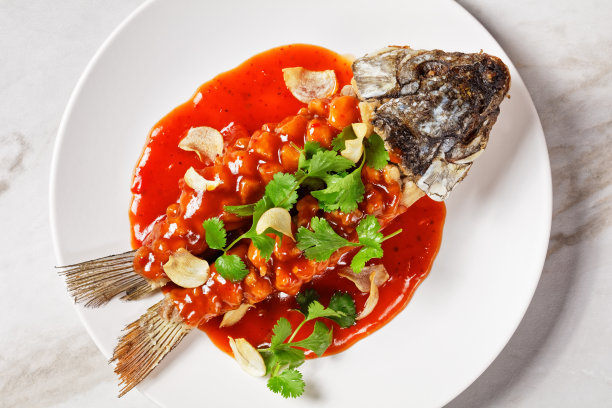 中国食物:糖醋汁下的鲤鱼松鼠或松节鱼图片下载