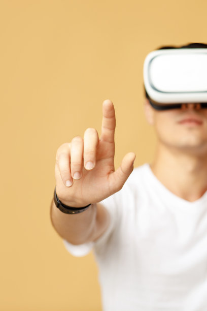 技术、增强现实、创新和网络空间。英俊的年轻人学生图片下载